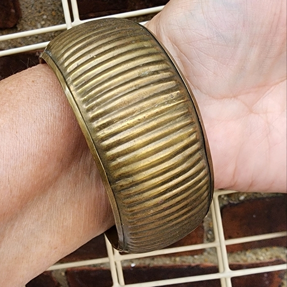 Vintage brass textured bangle‎ - Picture 3 of 6